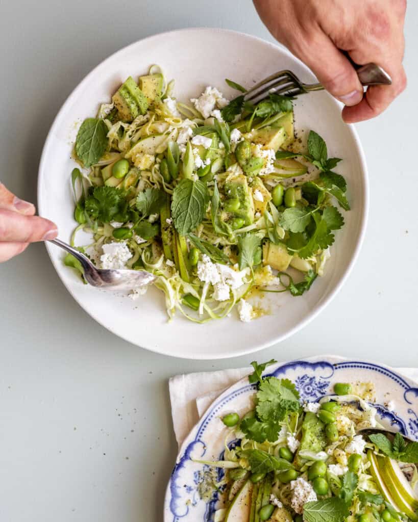 spiser af spidskålssalat med feta