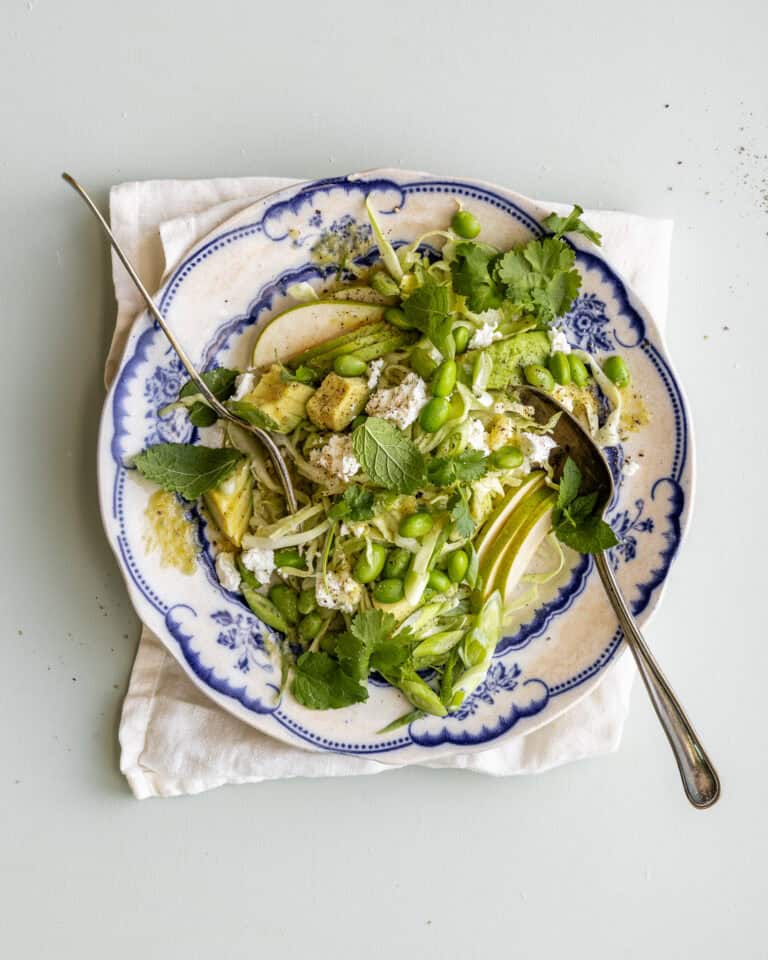 spidskålssalat med feta og pære