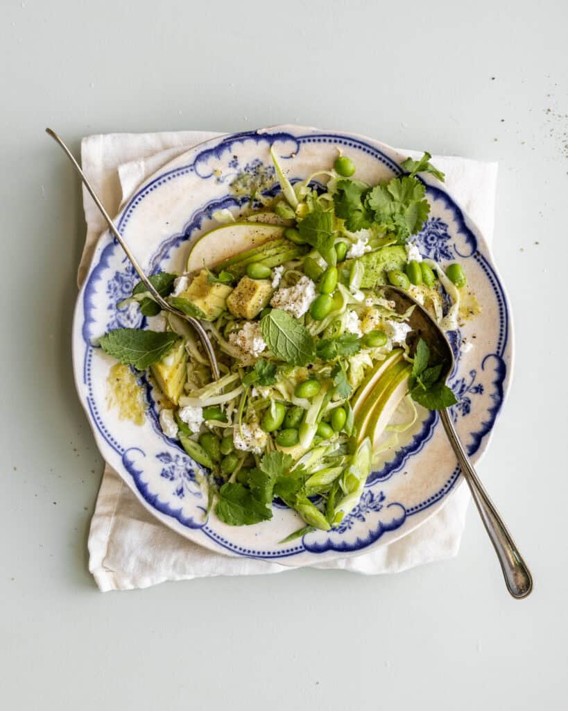 spidskålssalat med feta og pære