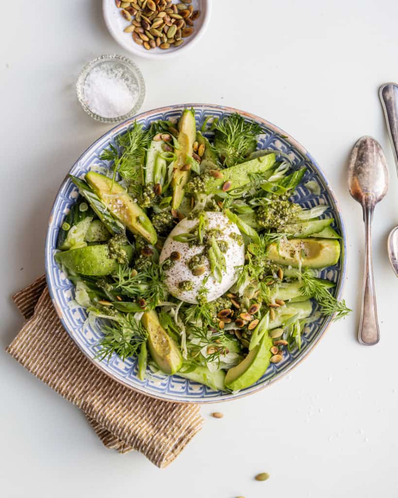avocado salat med burrata og grøn pesto